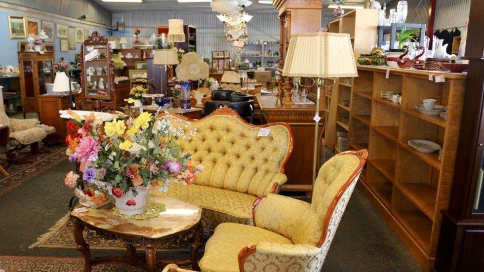 I den klassiska Vimmerby-butiken finns alltid många fina gamla möbler och saker.