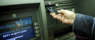 Man knivrånad vid bankomat på Kungsgatan – polisen hoppas att rånaren fastnat på film