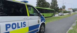 Bil och buss i krock på Stationsvägen i Tystberga