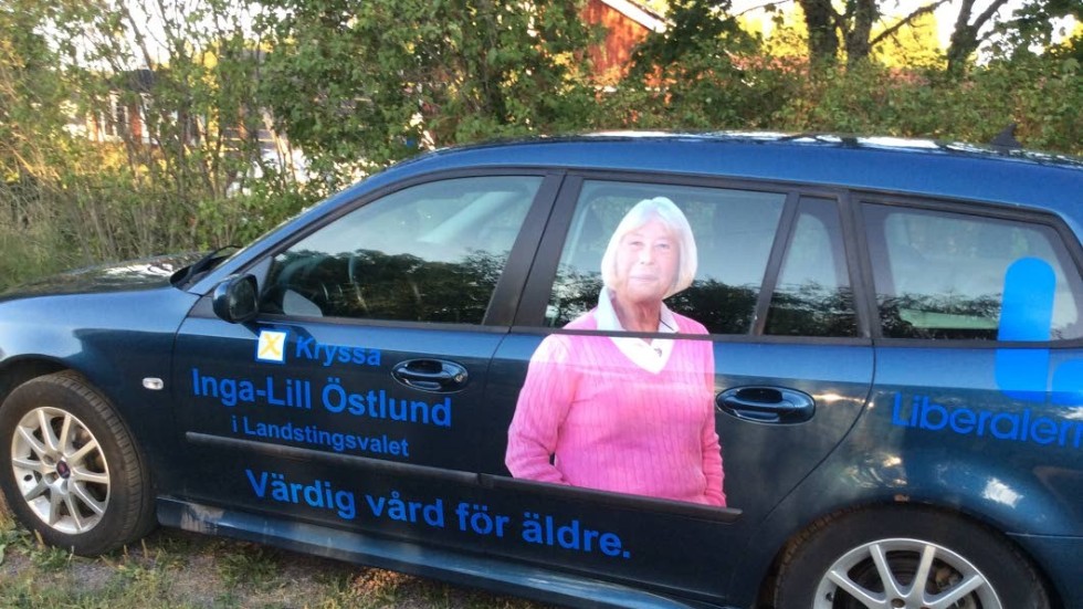 Inga-Lill Östlund (L) satsar på regionfullmäktige även i år. Bilden är från hennes valkampanj förra gången (2018) det begav sig. 