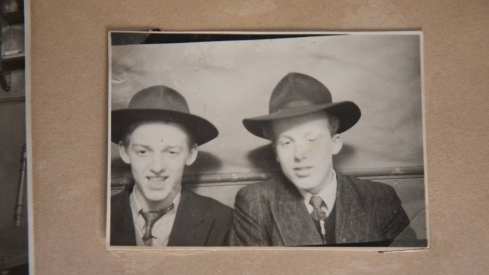 Killar i hatt. Här är Eines 17 år och till höger i bild bästa vännen Jerry Johansson.