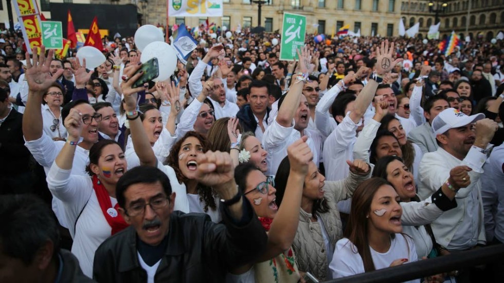 Firande invånare i Colombias huvudstad Bogota efter att fredsavtalet mellan regeringen och Farc i natt hade undertecknats.