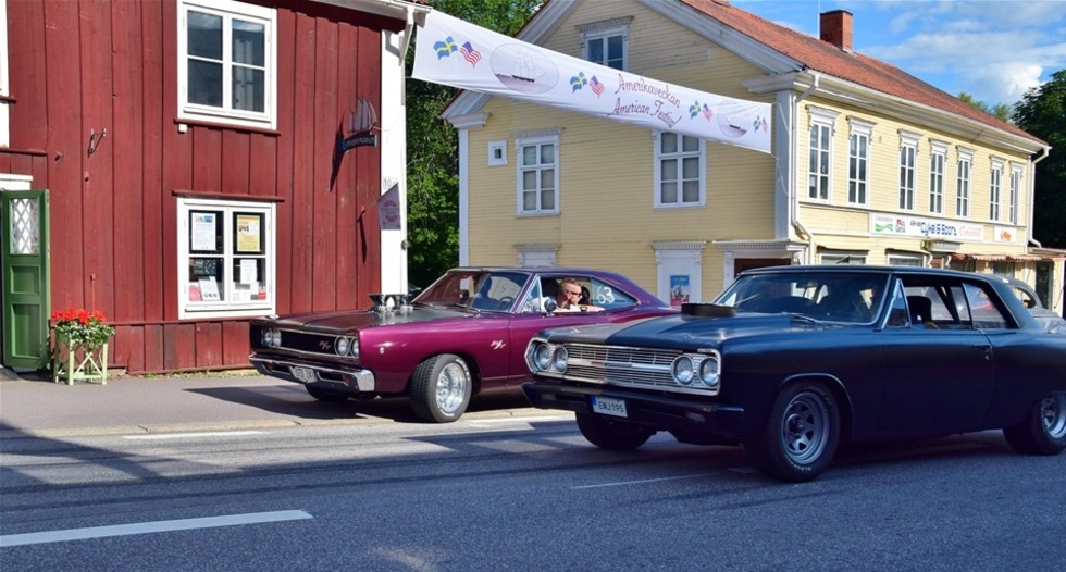 Det kryllade av de starka gatubilarna i Kisa under onsdagen då de hade en checkpoint här under deras tvådagars racingtävling. Foto: Morgan Karlsson