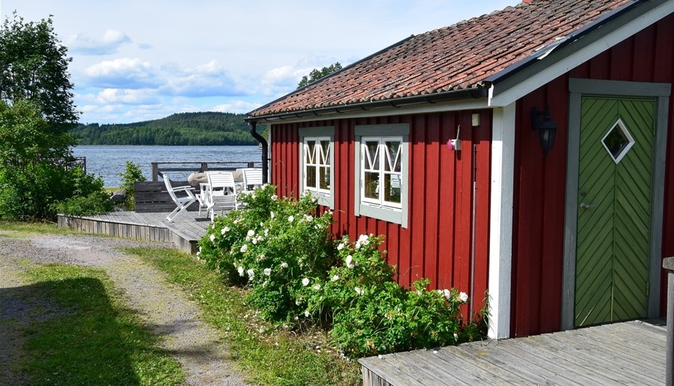 Nere vid sjön finns fler av gårdens olika verksamheter.