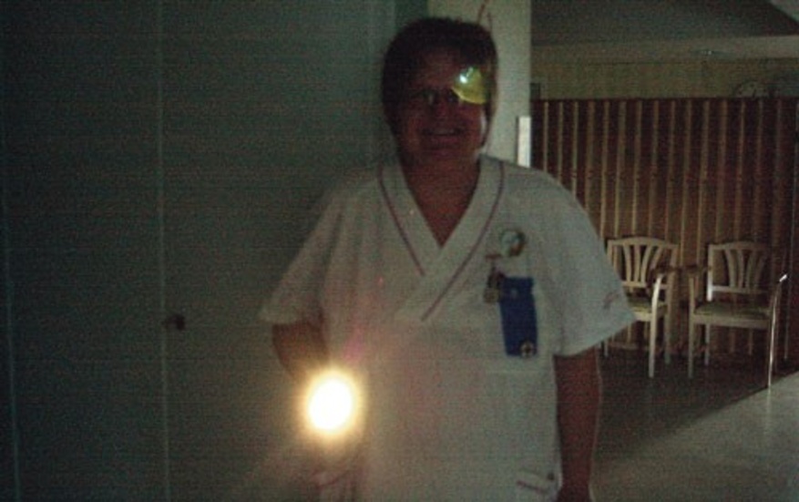 Sjuksköterskan Marie Eklind fick plocka fram ficklampan i de allra mörkaste korridorerna på vårdcentralen.