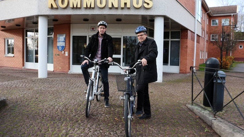 Ute och cyklar?
Per-Inge Pettersson hoppas att inom en snar framtid få kommunalrådet Lars Rosander med sig på en cykeltur längs den föreslagna gång och cykelvägen mellan Mörlunda och Karlsborg.