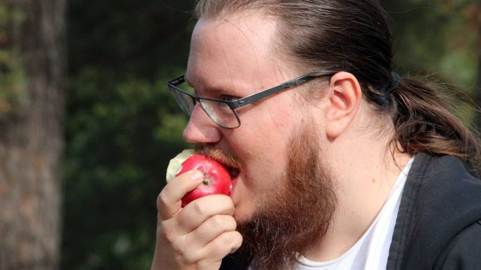Emil Thuresson provsmakar höstens äppelskörd.