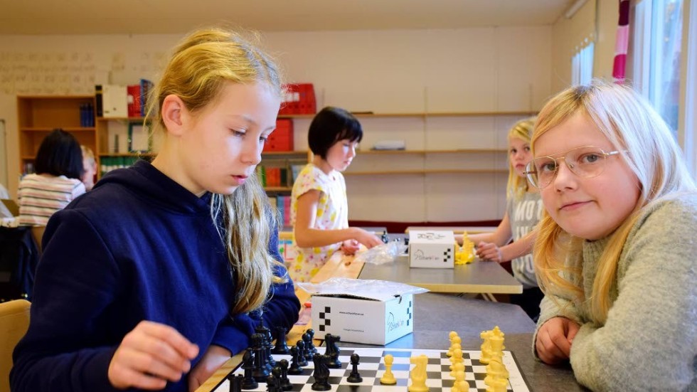 My Exner och Lilja Lindell har redan  börjat öva inför tävlingen Schackfyran.