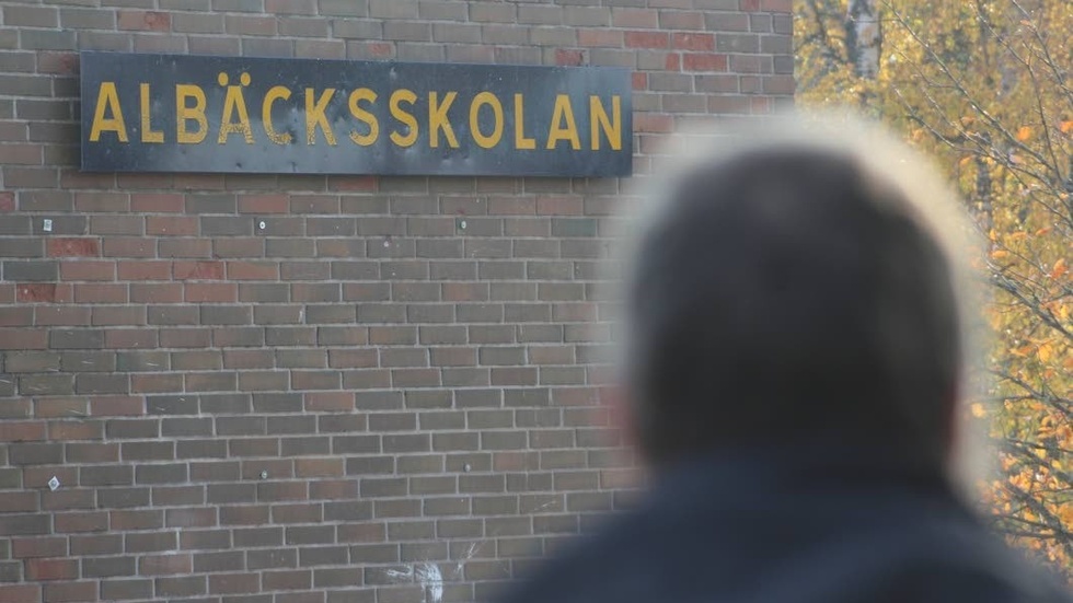 Albäcksskolan kritiseras sedan en pappa reagerat på att en lärare uttalat sig personligt om Sverigedemokraterna.