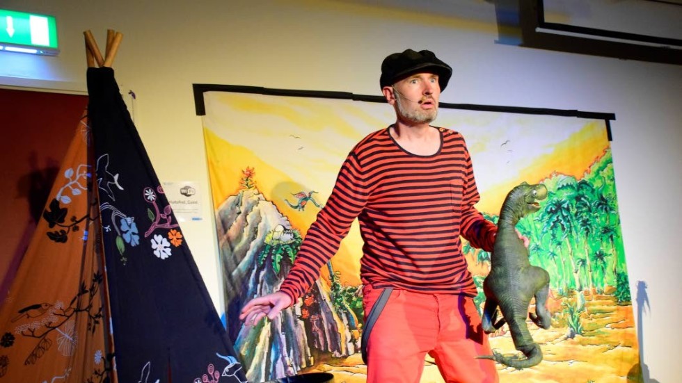 Pappa Kapsyl, Carl-Otto Johansson, har sedan 2012 haft föreställningar om dinosaurier.