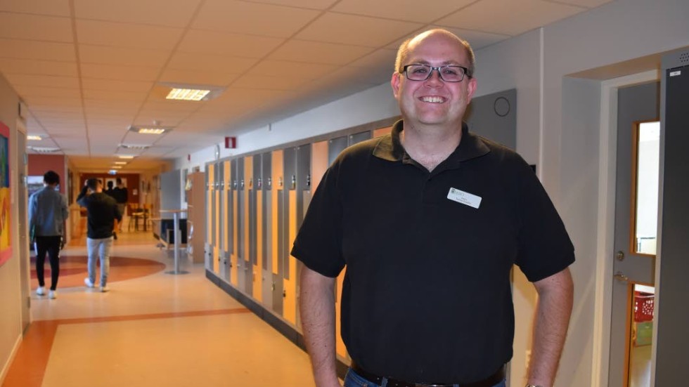 Tomas Erazim, rektor på Furulundsskolan, har sett en stor ökning av antalet elever de senaste åren. Idag råder brist på lokaler.