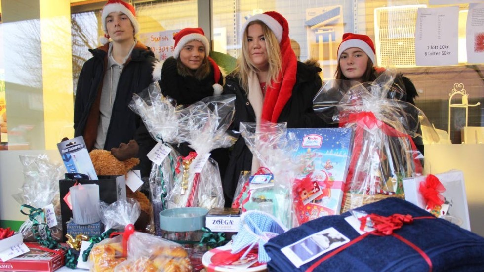Otto Eklund, Lisa Hesselgård, Sara Johansson och Maja Karlsson har startat en insamling till organisationen Giving People, för att fattiga barn ska få en bättre jul.