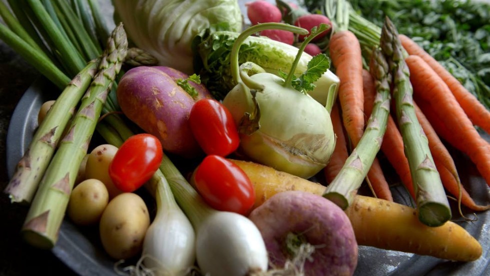 Att köpa mer grönsaker är både ekonomiskt och klimatvänligt, anser skribenten.