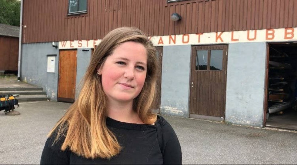 Sara Bergholtz har tidigare varit seglingsledare, men nu lär hon unga i Västervik att paddla.