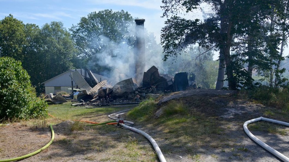 Räddingstjänsten har bevakat branden under natten och sitter fortfarande på platsen.