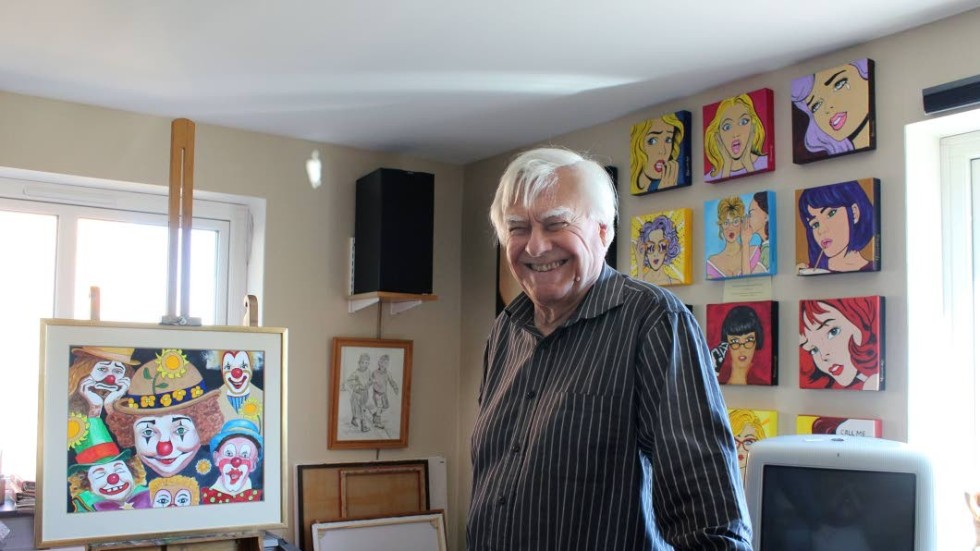 Vic Howard, konstnär, satsar på öppen ateljé i sitt nya boningshus i Gamleby.