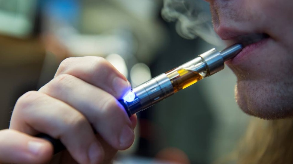 E-cigaretter framhålls ofta som ett hälsosammare alternativ, men det stämmer inte, påpekar skribenterna.
