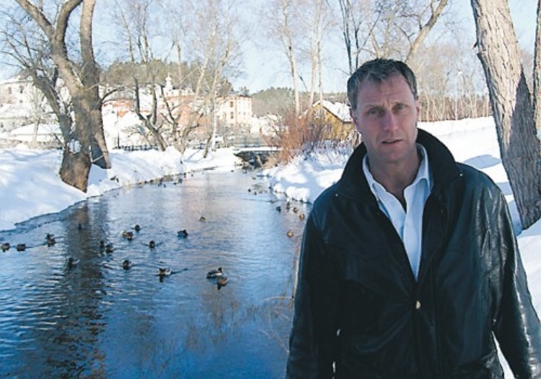 Årets vårflod kan innebära stora problem för fastighetsägarna. Här ses räddningschefen Thomas Blixt vid Kisaån - där vattennivån kommer att stiga rejält.