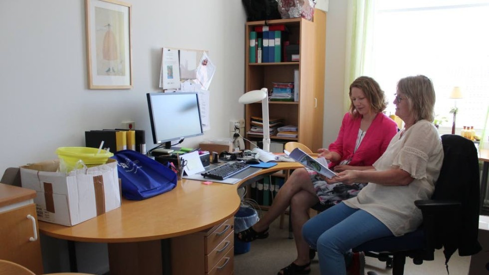 Anna Aldenius, till vänster, diskuterar med Rhiannon Djupdalen den resa som de nyligen gjort i studiesyfte till England.