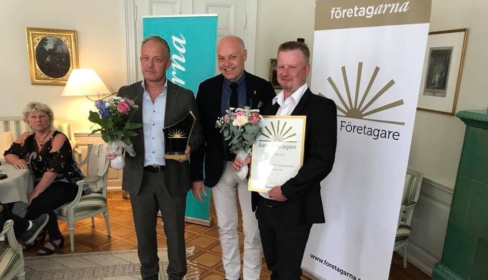 Vimmerbyföretagarna Pär Holmstrand, t.v och Daniel Karlsson, t.h, tog emot utmärkelsen av landshövding Thomas Carlzon på tisdagskvällen.