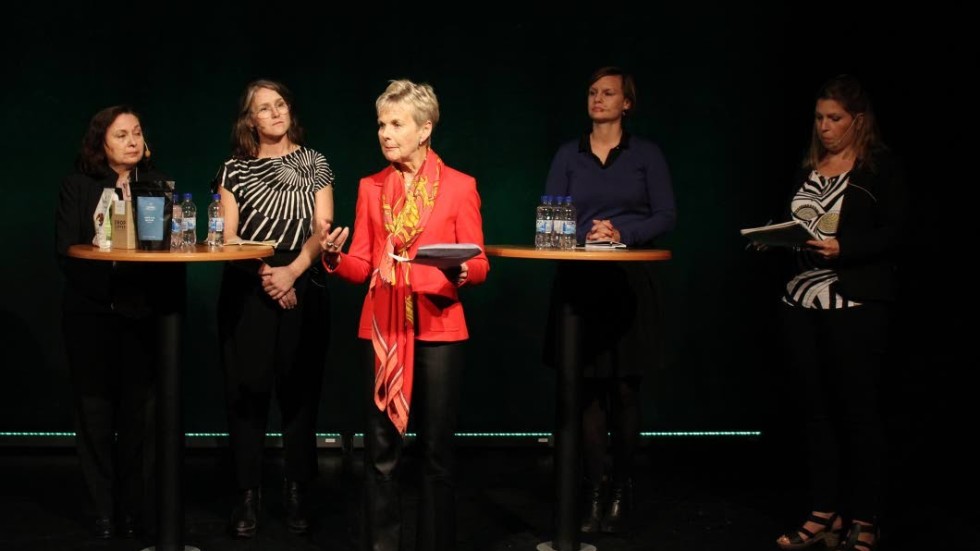Panelsamtal. Landshövding Elisabeth Nilsson hälsar välkomna. Från vänster: Anita Escher Echeverrias, Maria Granfelt, Elisabeth Nilsson, Lina Palmer och moderator Veronica Gyberg.