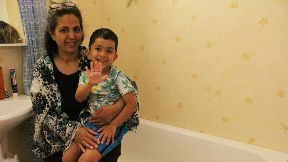 Femårige Abbas är pigg och tycks inte ha tagit någon skada alls av onsdagens dramatiska händelse, då han fastnade med fingrarna i badkarets bottenventil. "Jag är så tacksam för all hjälp", säger mamma Farsona.