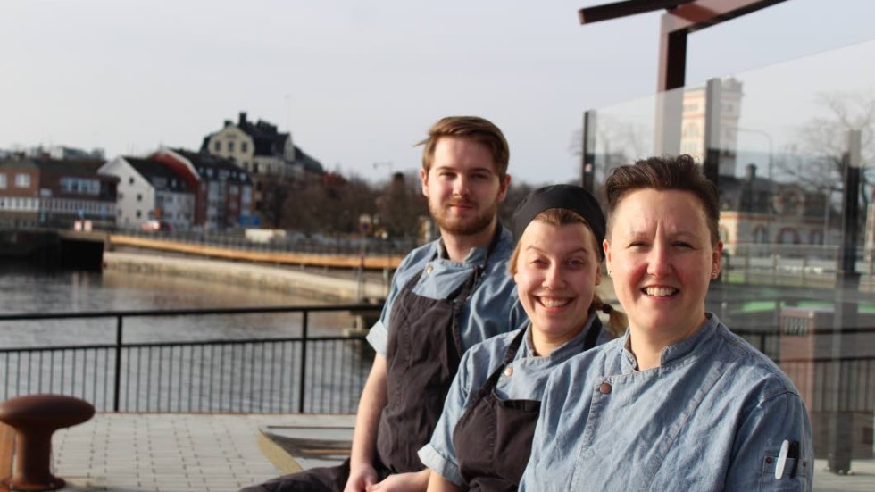 En nyhet för i år är att restaurangen även öppnar ett utekök på terassen. Från vänster: Christopher Lundgren, Emma Svensson och Maria Lindén.