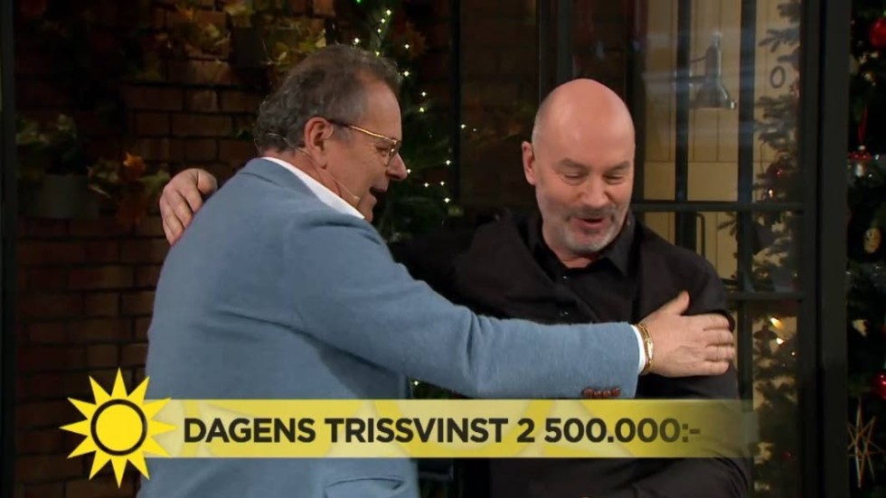 Peter Karlsson från Vimmerby kramas om av Steffo Törnquist efter att ha skrapat hem 2,5 miljoner kronor på triss i morse.
