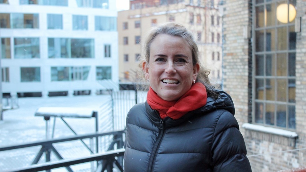 Ellika Kyndel, utanför Stadsmuseets ingång. Som konsthistoriker och museipedagog hjälper hon dig att hitta din plats i historien. Foto: Anders Lindkvist.