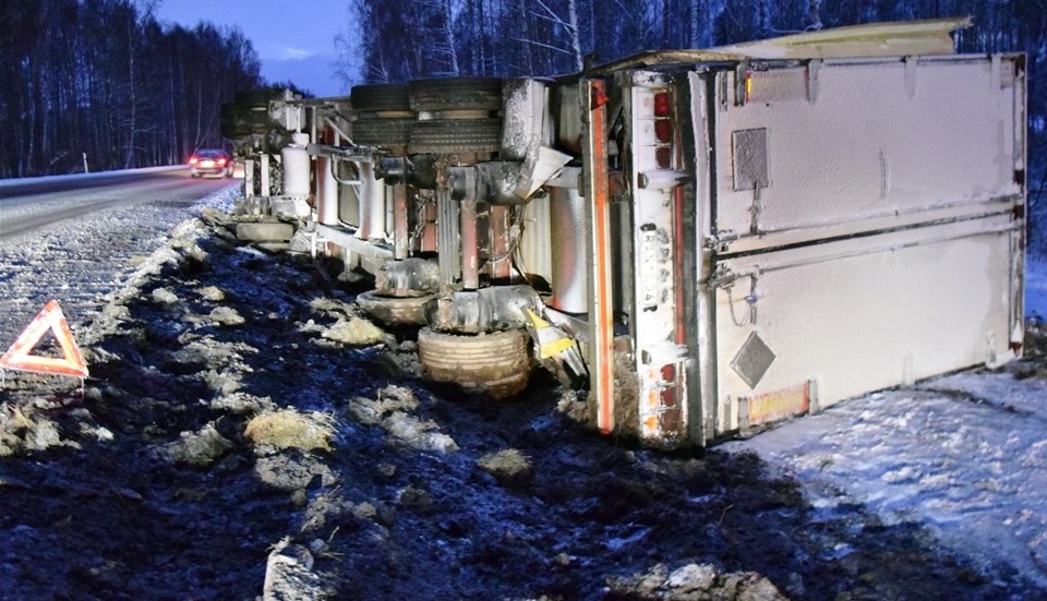 Vid Hackelboö råkade under fredagseftermiddagen det fullastade lastbilssläpet komma utanför vägkanten där det sedan stjälpte. Foto: Morgan Karlsson