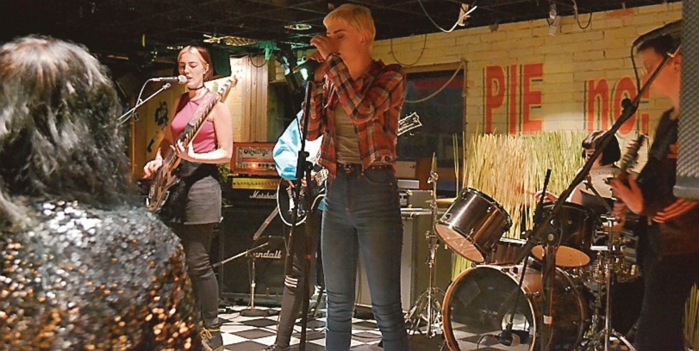 Bandet Cervix var först ut på scen och var en tjejgrupp från Jönköping som bjöd på egna låtar om kvinnans rättigheter bland annat. Bandet avslöjade också för första gången inför publiken en egen cover på Spicegirls "Wannabe" i punkformat.