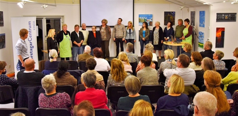 Carolina Ericsson till vänster presenterade några av medlemmarna i KindaMat. Foto. Morgan Karlsson