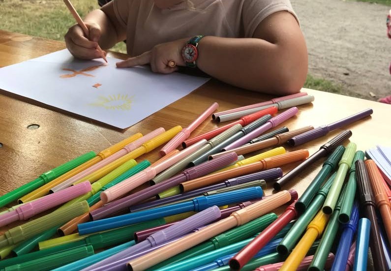 Stephanie Helmfrid, snart 6 år, ritar och berättar om sin sommar. Och om familjens hus och sitt rum. Och om sommarvärmen och att små barn bäst smörjs in med solkräm i smyg,  när de sover.
