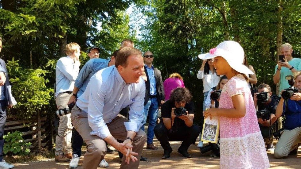 Statsminister Stefan Löfvén träffar ALV-besökaren Amelie, 7 år. Hon berättade bland annat om sina favorit-karaktärer i parken.