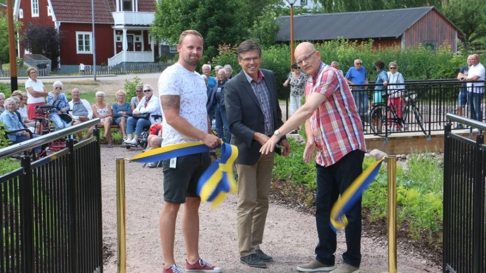 Projektledaren Simon Råsbäcken, kommunalrådet Lars Rosander och Åke Nilsson från ÖSK hjälptes åt att klippa bandet och förklara den nya parken invigd.