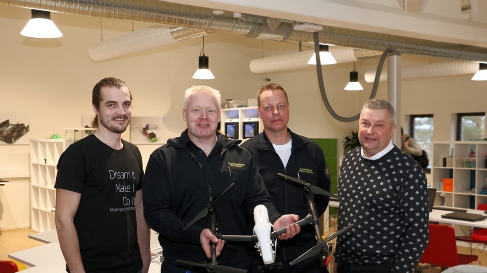 Jonas Hjalmarsson och Michael Leijonhud från Makerspace överlämnade drönaren till Ulf Bowein och Michael Hesselgård från Räddningstjänsten.