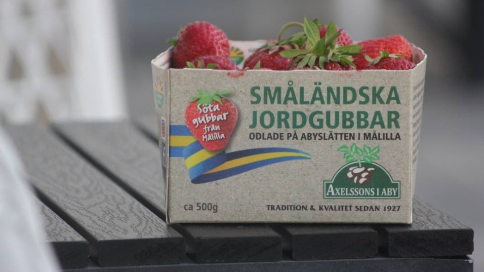 Kartongen är någon centimeter för låg på höjden för att den ska rymma en liter jordgubbar. "Vi får 15 procent för lite", reagerar en kund.