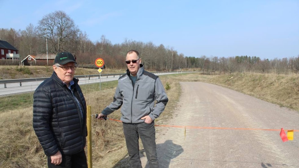 Stig Samuelsson och Mikael Samuelsson i Efsinge vägsamfällighet har stängt av vägen mellan Efsinge och Håkantorp.