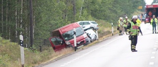 Tre personbilar i trafikolycka