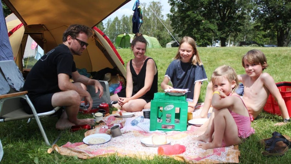 Brian Jensen och Marlene van der Zee trivs på Vimmerby Camping tillsammans med barnen Sonia, Ole och Elise.