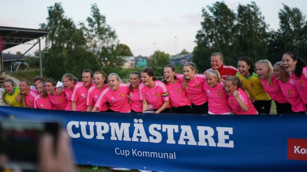 Östergötlands FF firar segern i Cup Kommunal.