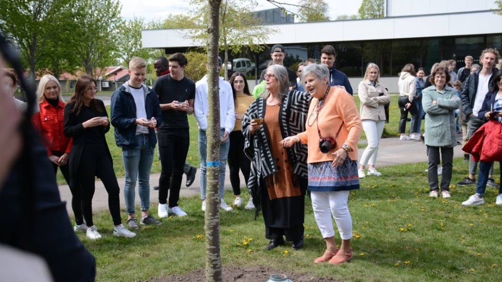 Kajsa Dahlqvist, från organisationen Globträdet och Carina Johansson från Vimmerby gymnasium, fick äran att hålla i invigningen av Vimmerby gymnasiums globeträd.
