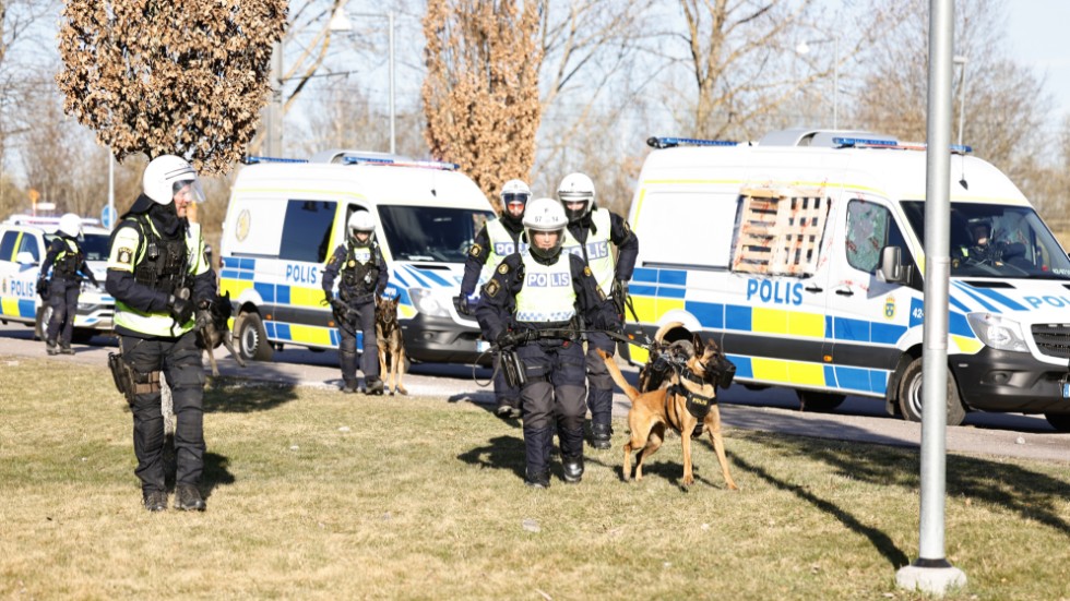 Kravallutrustad polis med polishundar under upploppen i Norrköping i april förra året. Arkivbild.