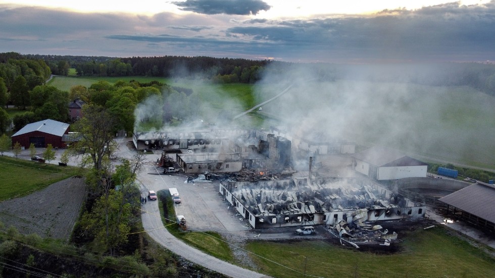 En gård utanför Järna drabbades av en brand under söndagen. Tre byggnader brann ner.