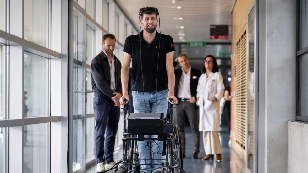 Gert-Jan blev förlamad i en cykelolycka 2011. Nu, 13 år senare, kan han stå och gå igen tack vare en ny teknik som utvecklats av franska och schweiziska forskare.