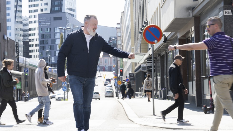 Rikard Grönborg gör en fistbump med en okänd förbipasserande i Tammerfors.