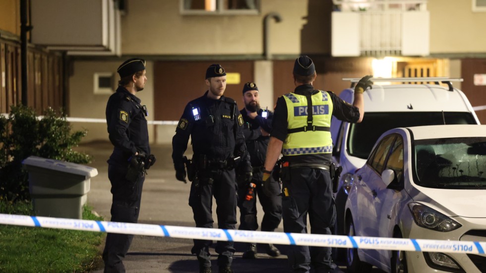 Tidigt på Kristi Himmelsfärdsmorgon arbetade polis och sjukvårdare på Rågsveds torg. Tre skjutna unga män. Många gripna unga män. Så ser det ut. 