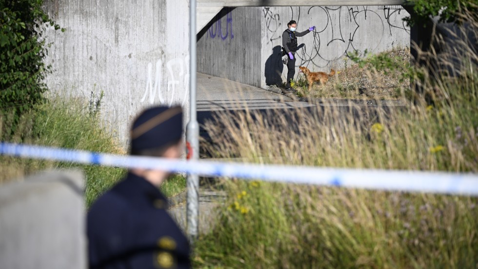 Polis söker med hund i en gång- och cykeltunnel i Kävlinge sedan en man slagit larm om att han blivit skjuten.