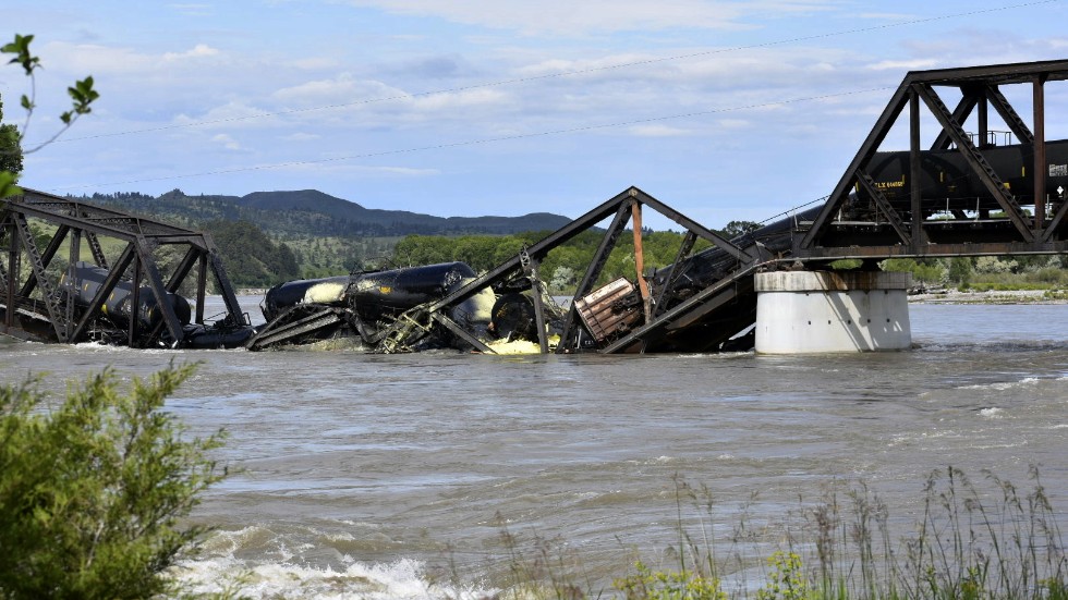 Ett godståg störtade ned i floden Yellowstone när bro kollapsade.