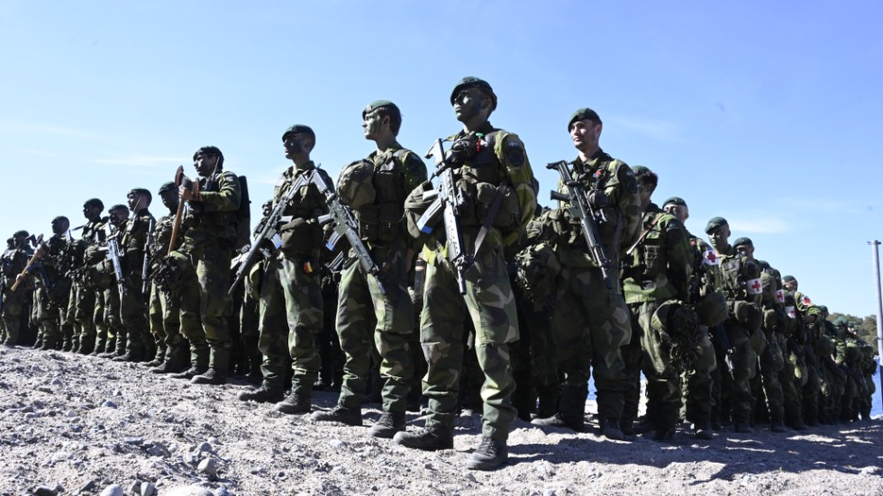 Soldater ur 5:e amfibiebataljonen står uppställda under militärövningen Aurora 23. Arkivbild.